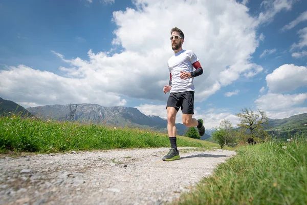 Training eines Bergmarathonläufers auf der Landstraße — Stockfoto