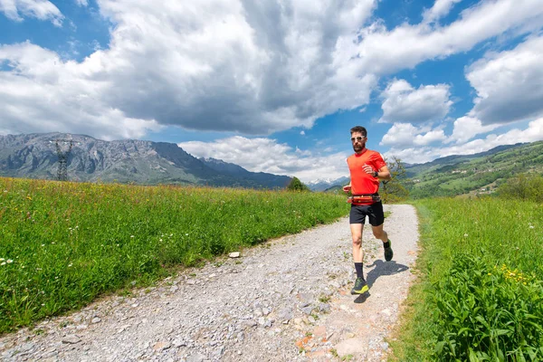 Athlète coureur ultra trail se prépare sur un chemin de terre — Photo