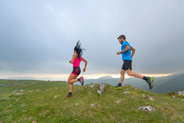 男と女の山の選手のカップルのアクションでランナー — ストック写真