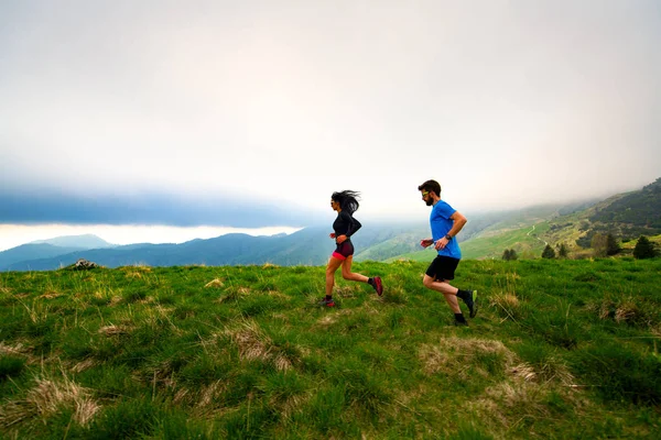 Entrenamiento para un par de atletas de trail running de larga distancia en — Foto de Stock
