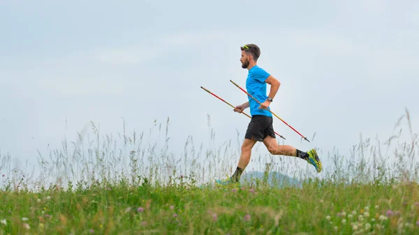 Mountain runner tijdens de voorbereiding van een lange afstand Trail — Stockfoto