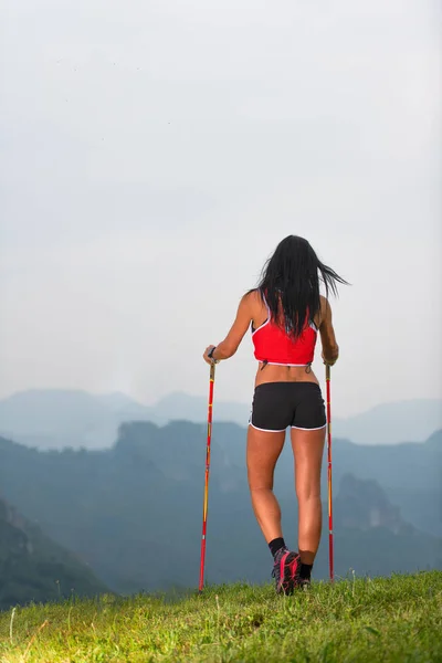 Sportowa kobieta z ładnym ciałem patrzy na panoramę w Mountai — Zdjęcie stockowe