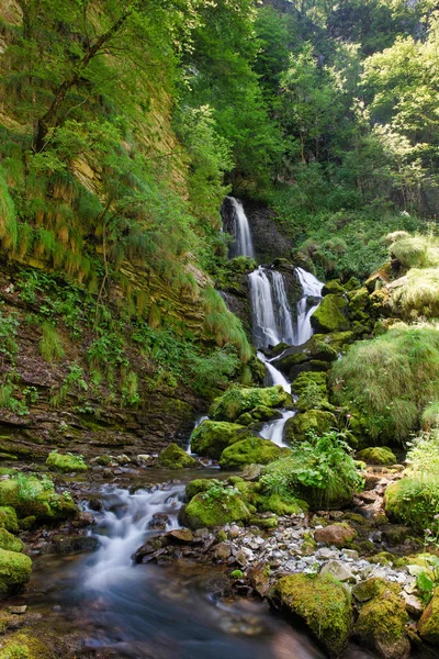 Cascade of the Enna river springs. Val Taleggio — Stock Photo, Image