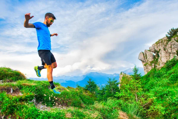 Corrida natureza montanha verde. Um homem desportivo — Fotografia de Stock