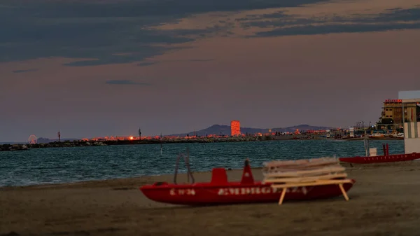 Akşam fro ilk ışıkta uzakta Rimini görünümü — Stok fotoğraf