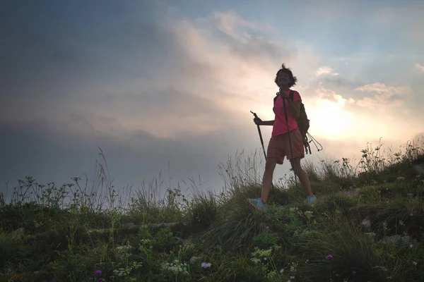 Tepeler içinde yalnız kız çayırlarda yürür — Stok fotoğraf