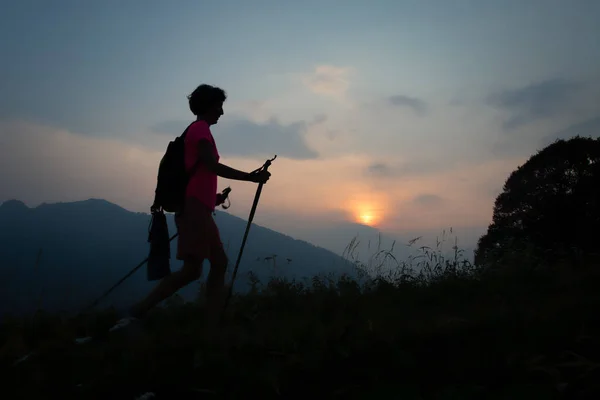 Tepeler içinde bir günbatımı akşam Trek sırasında kız — Stok fotoğraf