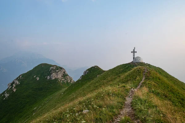 Summit of Monte Due Mani with bivouac Locatelli Milani Scaioli — Stock Photo, Image