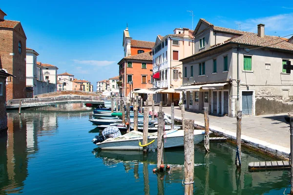 Boote in einem Kanal von Chioggia in Italien — Stockfoto