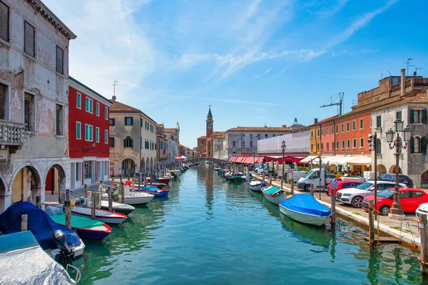 Chioggia Italie, sur le canal de Vena en arrière-plan l'église o — Photo