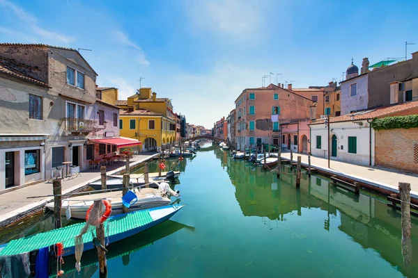 Casas en un canal en Chioggia en Italia — Foto de Stock