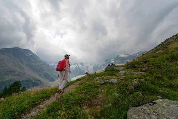 Femme retraitée pratique une randonnée dans les hautes montagnes — Photo