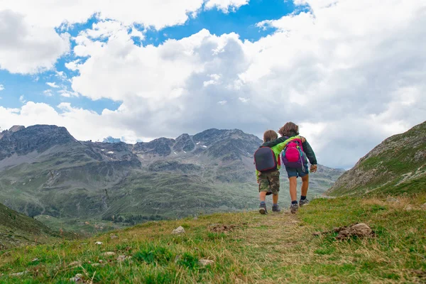 Duas crianças durante um acampamento de verão nas montanhas — Fotografia de Stock