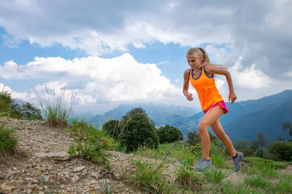 Una ragazza pratica la corsa sul sentiero in montagna — Foto Stock