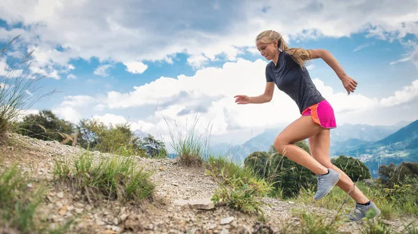 Dziewczyna Skyrunner pod górę na trasie biegania — Zdjęcie stockowe