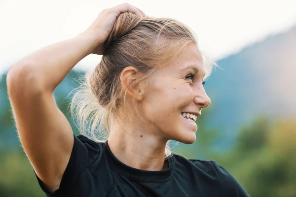 Junge kaukasische blonde Mädchen hält ihr Haar mit der Hand — Stockfoto