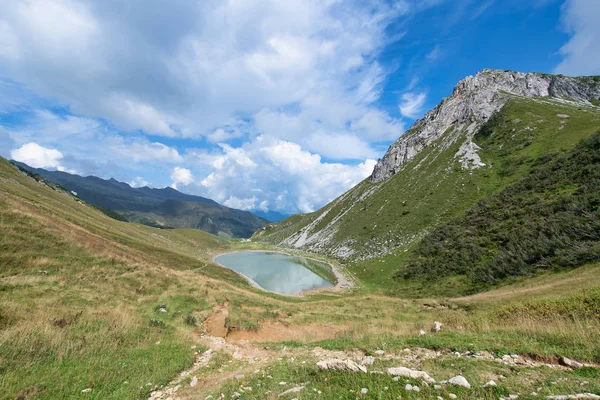 Λίμνη Branchino στην κοιλάδα του Μπραλμπάνα σε Άλπεις Λομβαρδία Ιταλία — Φωτογραφία Αρχείου