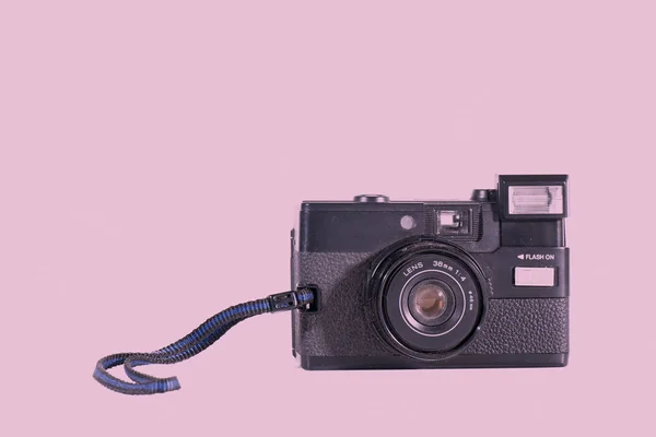 Kamera antik pada latar belakang merah muda — Stok Foto