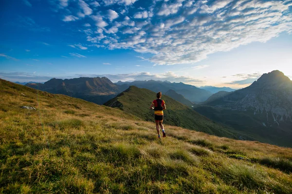 Sporten in de natuur lopen tijdens de zonsopgang in de bergen — Stockfoto