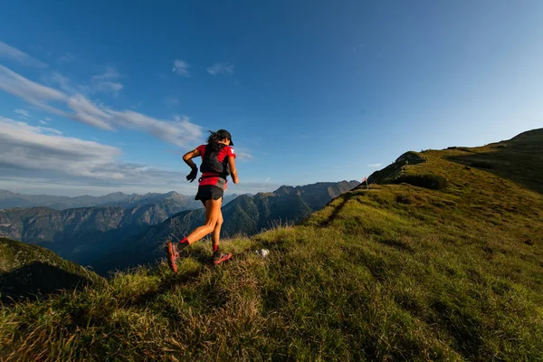 Deportiva mujer de montaña monta en el sendero durante el sendero de resistencia — Foto de Stock