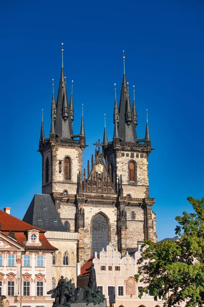 Kirche der hl. Maria von Tyn auf dem Prager Altstadtplatz — Stockfoto