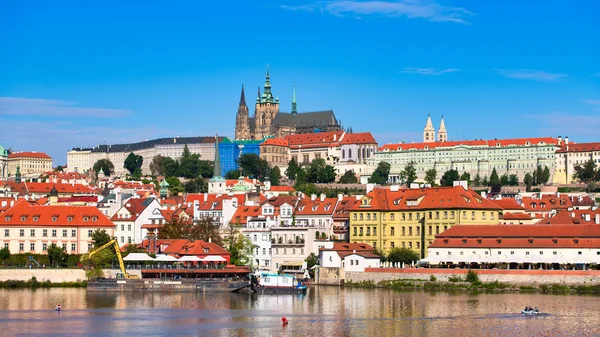 Blick auf Prag auf der Moldau mit der St.-Vitus-Kathedra — Stockfoto