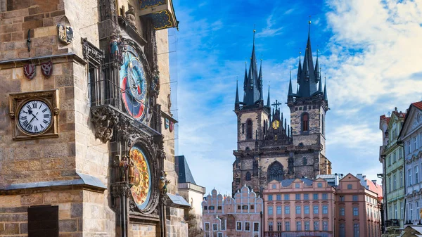 Astronomische Uhr auf dem alten Platz von Prag mit der Kirche o — Stockfoto