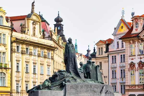 Prag'daki Eski Kent Meydanı'nda Jan Hus Heykeli — Stok fotoğraf
