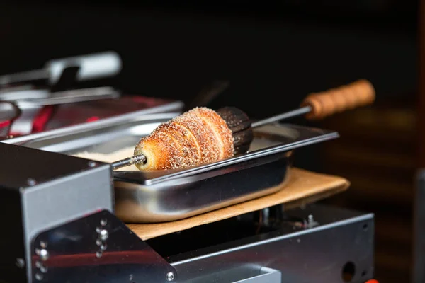 Preparación de Trdelník. Típico helado dulce de Praga —  Fotos de Stock