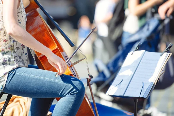 Cello player in the street among the people — Stock Photo, Image