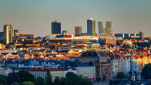 Şehir Kulesi ve gökdelenleri ile Prag manzarası — Stok fotoğraf