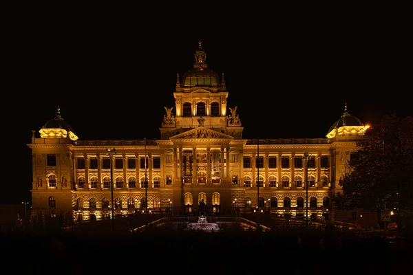 Museo Nacional de Praga por la noche. "Národní Muzeum " —  Fotos de Stock