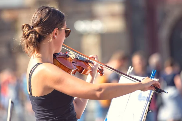A young violinist girl performs in the street — Stock Photo, Image