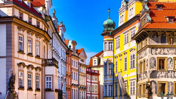 Farbige Gebäude in Prag — Stockfoto