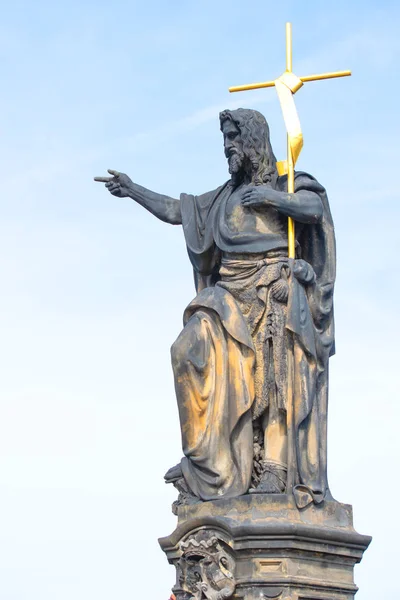 Statue des Hl. Johannes Baptist. von josef max auf der carlo brücke in — Stockfoto