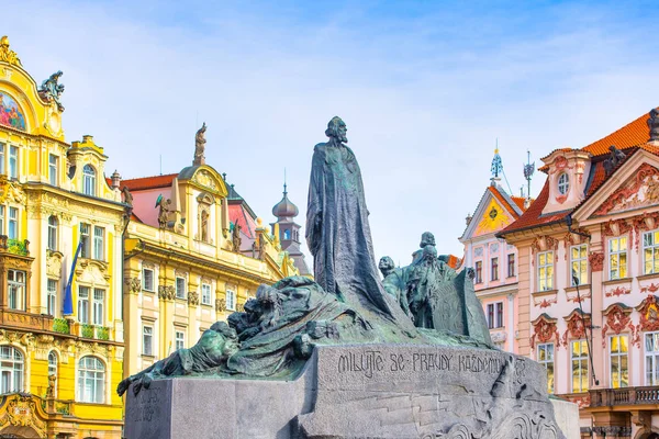 Statuen des jan hus auf dem Altstadtplatz in Prag — Stockfoto