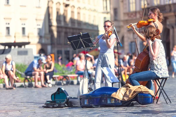 Grupo de chicas músicos callejeros en la Plaza de la Ciudad Vieja de Praga —  Fotos de Stock