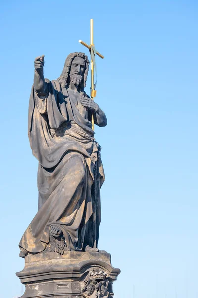 Socha svatého Jana Křtitele. Od Josefa Maxe na Carlo Bridge v — Stock fotografie