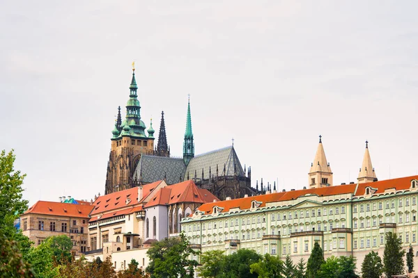 St. Vitus-Kathedrale in der Nähe der Prager Burg — Stockfoto