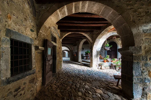 Las arcadas del Cornello dei Tasso. Antigua aldea de la BR — Foto de Stock