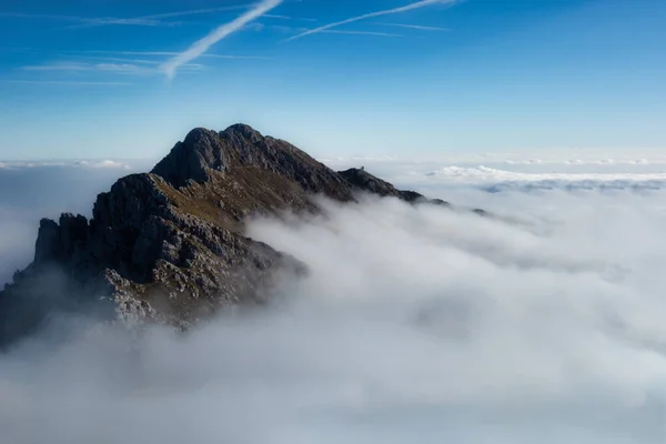 Mount Alben on the Orbie Alps above a sea of clouds — ストック写真