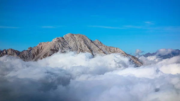 Monte Arera nos Alpes Orbie acima de um mar de nuvens — Fotografia de Stock