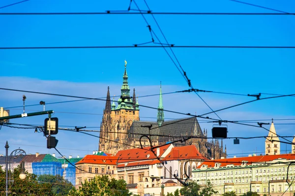 Prag şehrinde tramvay hattını geçmek — Stok fotoğraf