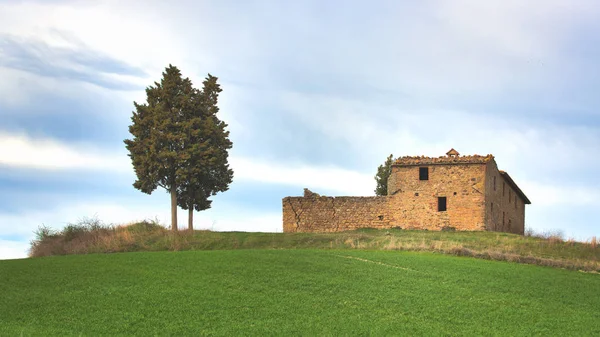Ermita que se derrumba en el prado en la Toscana Italia — Foto de Stock