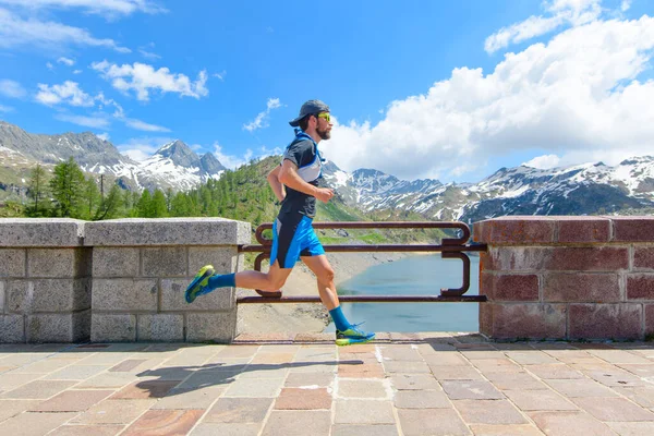 Górski Biegacz Przechodzi Przez Zaporę Alpejską — Zdjęcie stockowe