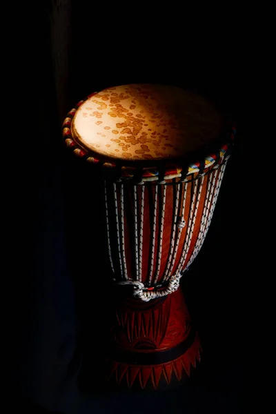 Djembe Percussion Africaine Typique Sur Fond Noir — Photo