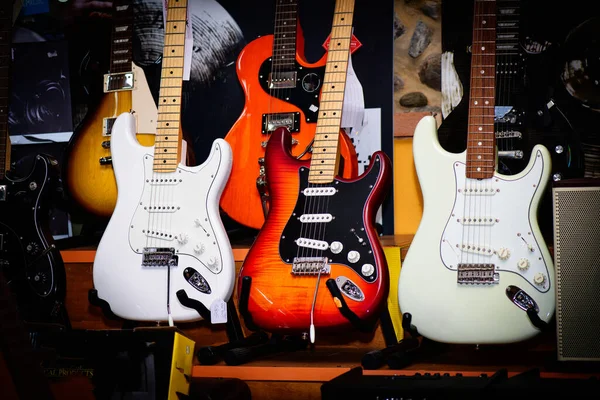 Las Guitarras Eléctricas Una Tienda Instrumentos Musicales —  Fotos de Stock