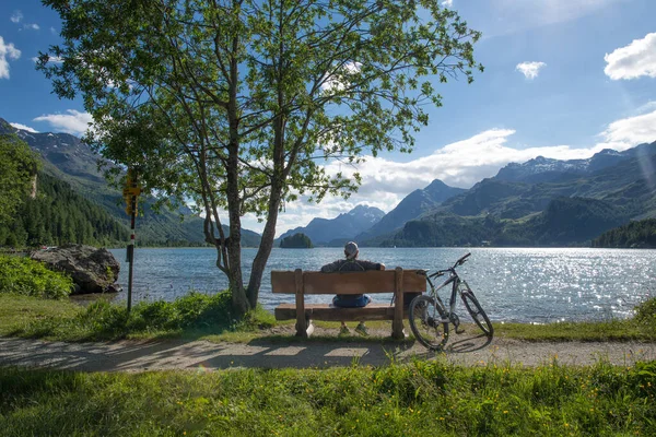 Een Fietser Rust Kijkend Naar Het Uitzicht Een Bankje Voor — Stockfoto