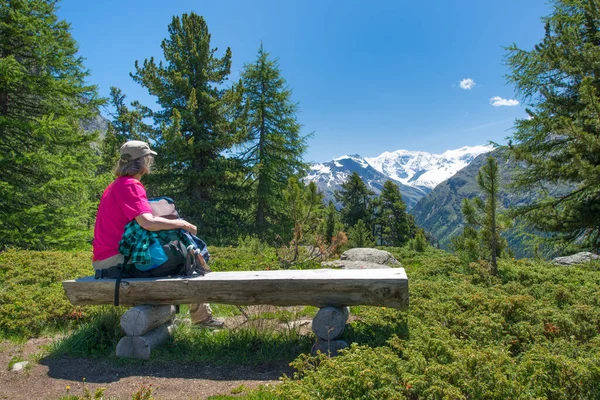 Äldre Kvinna Vilar Alpin Vandring — Stockfoto
