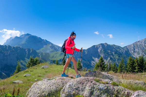 Een Vrouw Wandelt Bergen Met Een Antivirusmasker — Stockfoto